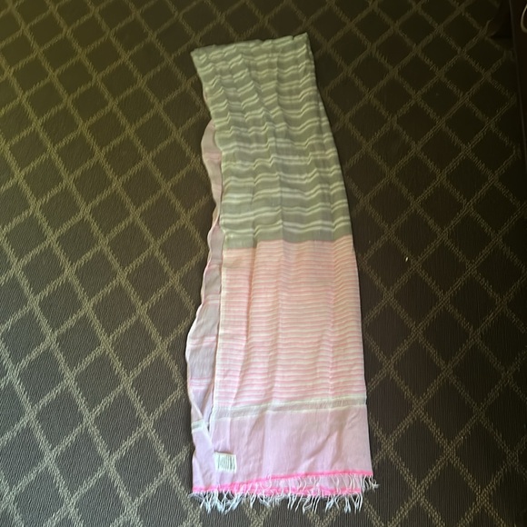 Lemlem scarf or beach sarong. Pretty pink and gray. Excellent condition - Picture 4 of 4